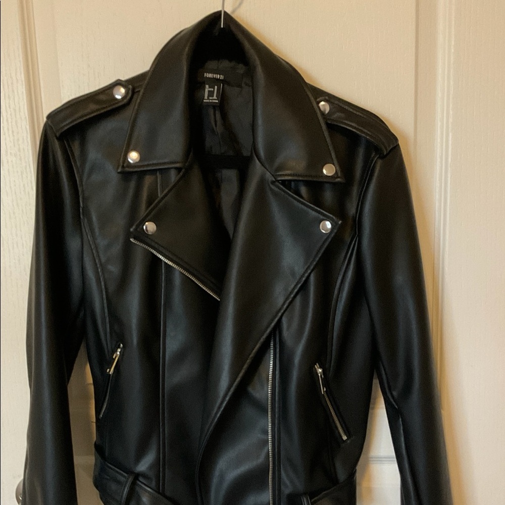 NWOT Black Stylish Zip-Up Jacket from Forever 21. With belt.
